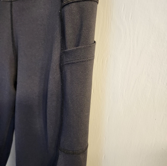 Woman's black cropped zyia capris - Picture 4 of 6
